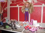 Une poupée bratz + 8 chaussures - Miniature